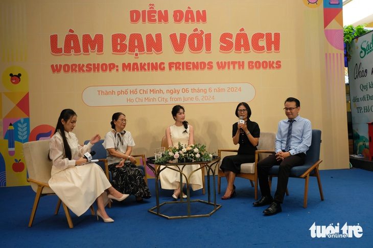 Từ trái qua: MC Phương Thảo, tiến sĩ Quách Thu Nguyệt, á hậu Phương Anh, nhà văn Phương Huyền và tiến sĩ Hòa An tham gia diễn đàn - Ảnh: LINH ĐOAN